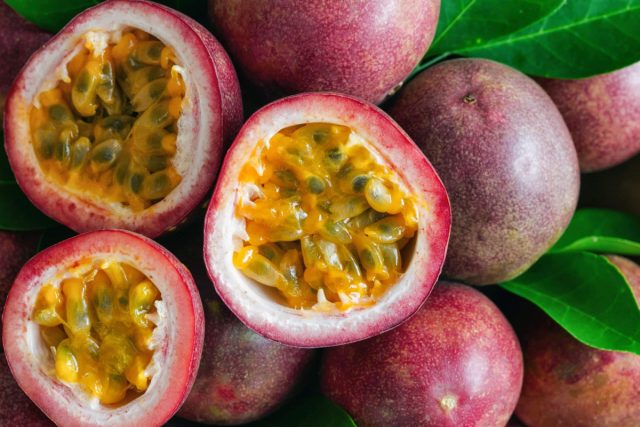 По вкусу маракуйя напоминает дыню, ананас, киви и разные цитрусовые. По вкусу маракуйя напоминает дыню, ананас, киви и разные цитрусовые.