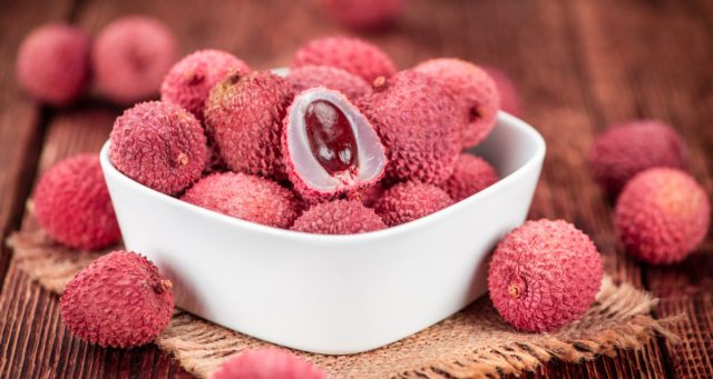 Из личи французы и голландцы производят ликеры личи – крепкие ароматные напитки с нотками арбуза, клубники и цветов. Из личи французы и голландцы производят ликеры личи – крепкие ароматные напитки с нотками арбуза, клубники и цветов.