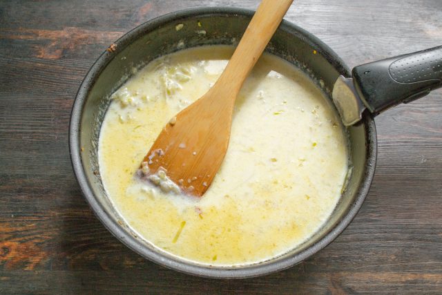 Постепенно вливаем сливки, по вкусу солим, добавляем щепотку тертого мускатного ореха. Постепенно вливаем сливки, по вкусу солим, добавляем щепотку тертого мускатного ореха.