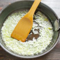 Наливаем в сковороду растительное масло, нагреваем, кладем нарезанную мелкими кубиками луковицу. Наливаем в сковороду растительное масло, нагреваем, кладем нарезанную мелкими кубиками луковицу.