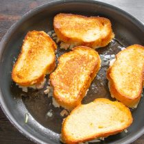 Аккуратно переворачиваем бутерброды начинкой вниз. Аккуратно переворачиваем бутерброды начинкой вниз.