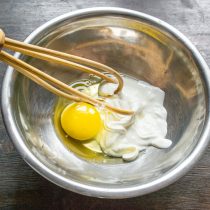 Кладем в миску сметану, разбиваем куриное яйцо. Кладем в миску сметану, разбиваем куриное яйцо.