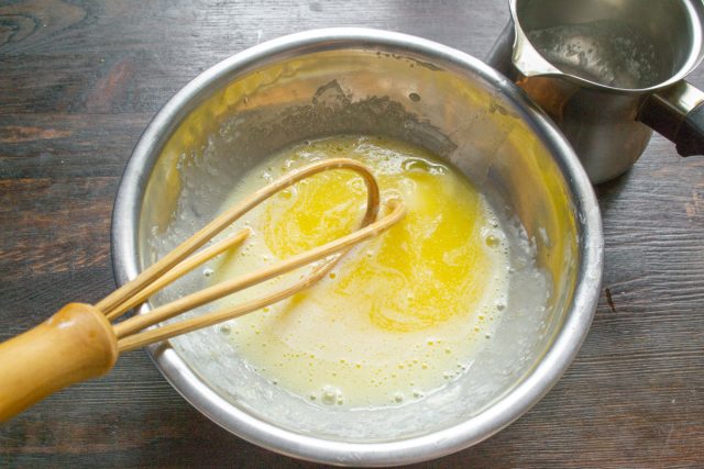 Сливочное масло нарезаем небольшими кубиками, кладем в сотейник. Сливочное масло нарезаем небольшими кубиками, кладем в сотейник.