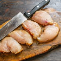 Маринованную куриную грудку нарезаем ломтиками толщиной чуть меньше сантиметра. Маринованную куриную грудку нарезаем ломтиками толщиной чуть меньше сантиметра.