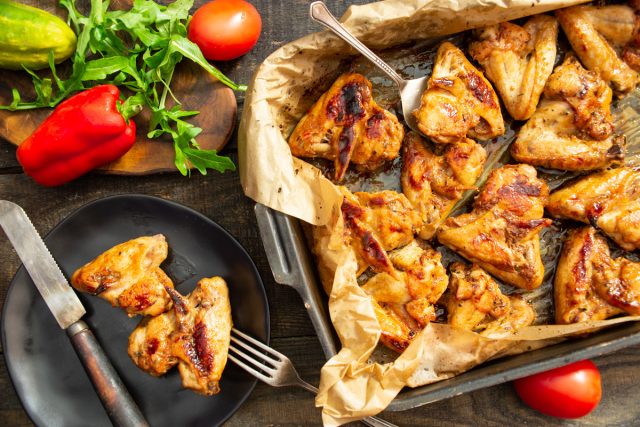 Куриные крылышки в медовом маринаде в духовке Куриные крылышки в медовом маринаде в духовке