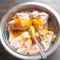 Насыпаем молотую сладкую паприку, молотую куркуму. Насыпаем молотую сладкую паприку, молотую куркуму.