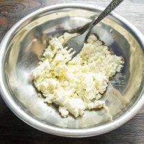 Кладем в миску творог.