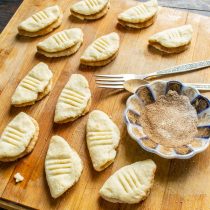 Складываем лепешки пополам, корицей внутрь.