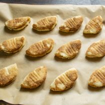 Раскладываем печенья на расстоянии друг от друга.