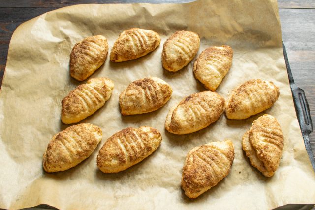 Ставим противень в середину разогретого духового шкафа. Выпекаем 16-17 минут до светло золотистого цвета.