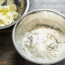 В отдельной миске смешиваем сухие ингредиенты.