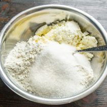 Насыпаем мелкий белый сахар или сахарную пудру.