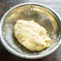 Быстро смешиваем тесто.