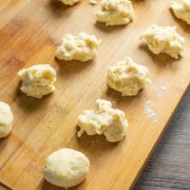 Охлажденное тесто делим на 12 равных кусочков с помощью мерной ложки или кухонных весов.