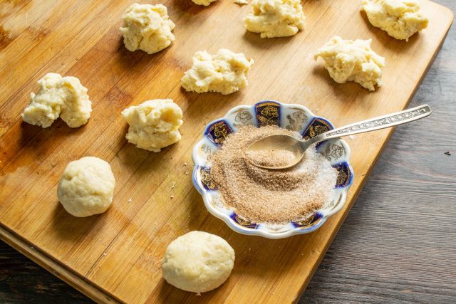 В мисочку насыпаем столовую ложку сахара. Добавляем чайную ложку молотой корицы, перемешиваем.