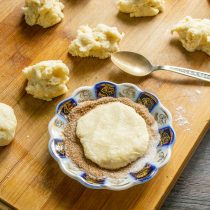 Кладем лепешку в смесь сахара и корицы одной стороной, прижимаем.