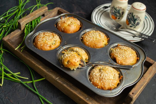Пирожки с сайрой и картошкой Пирожки с сайрой и картошкой