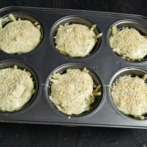 Насыпаем по щепотке кунжута. Насыпаем по щепотке кунжута.