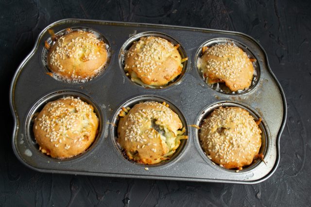 Когда корочка станет золотистой и появится вкусный запах жареной картошки – можно доставать пирожки из духовки и сразу подавать на стол. Когда корочка станет золотистой и появится вкусный запах жареной картошки – можно доставать пирожки из духовки и сразу подавать на стол.