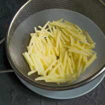 Картофель режем очень тонкой соломкой, промываем холодной водой. Картофель режем очень тонкой соломкой, промываем холодной водой.