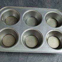 Отправляем форму в раскалённую духовку, чтобы масло хорошо нагрелось. Отправляем форму в раскалённую духовку, чтобы масло хорошо нагрелось.