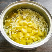 Нарезаем крупными кубиками очищенный от кожуры картофель. Нарезаем крупными кубиками очищенный от кожуры картофель.