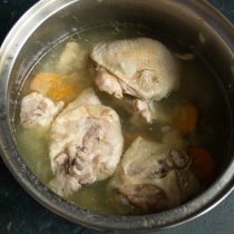 С готовой курицы снимаем кожу, отделяем мясо от костей. С готовой курицы снимаем кожу, отделяем мясо от костей.