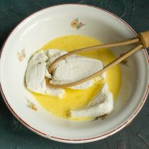 Жирный творог растираем с крупными куриными яйцами. Жирный творог растираем с крупными куриными яйцами.