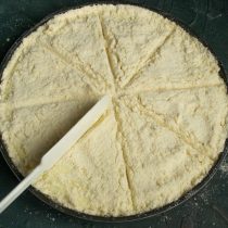 Сверху аккуратно рассыпаем оставшееся тесто. Сверху аккуратно рассыпаем оставшееся тесто.