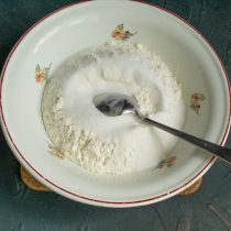 Тщательно смешиваем сухие ингредиенты. Тщательно смешиваем сухие ингредиенты.