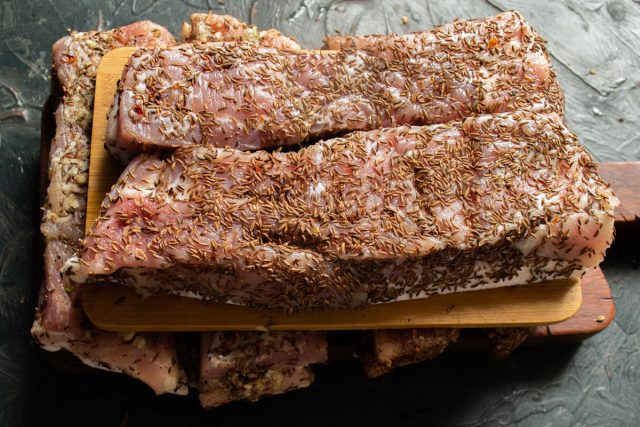 Кладём приправленное мясо на доски и убираем в холодильник на 48 часов. Кладём приправленное мясо на доски и убираем в холодильник на 48 часов.