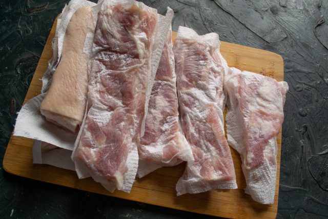Заворачиваем куски мяса в бумажные полотенца, полотенца меняем пару раз, чтобы кусочки хорошо просохли. Заворачиваем куски мяса в бумажные полотенца, полотенца меняем пару раз, чтобы кусочки хорошо просохли.
