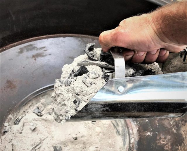 Лучше после схода снега внесите в приствольные круги золу и заделайте её в почву, если не сделали этого с осени. Лучше после схода снега внесите в приствольные круги золу и заделайте её в почву, если не сделали этого с осени.