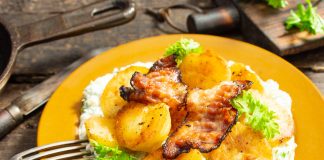 Картофель по-деревенски с соусом и беконом