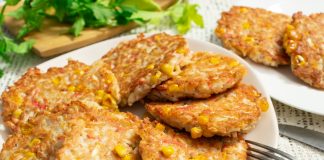Котлеты из крабовых палочек с сыром и кукурузой
