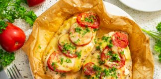 Куриная грудка с помидорами и сыром на сковороде
