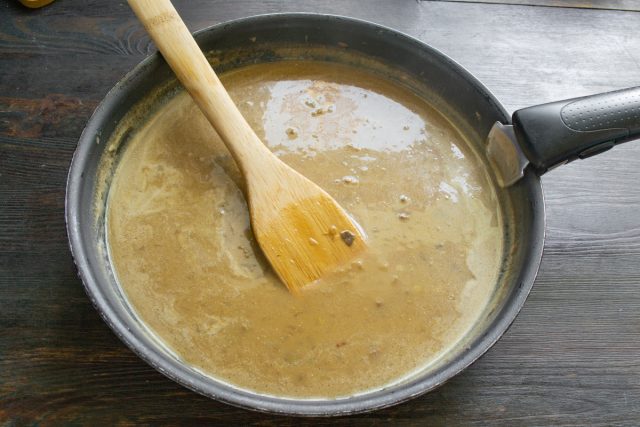 Постепенно вливаем сливки, нагреваем до кипения, по вкусу солим. Постепенно вливаем сливки, нагреваем до кипения, по вкусу солим.