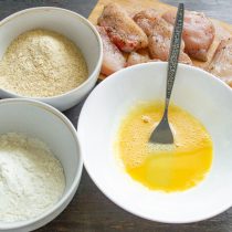 Для панировки филе приготовим 3 отдельных ёмкости с мукой, сухарями и взбитым яйцом. Для панировки филе приготовим 3 отдельных ёмкости с мукой, сухарями и взбитым яйцом.