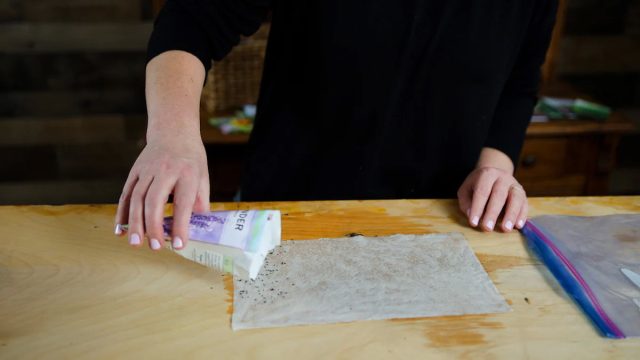 Самый простой способ провести стратификацию семян — смешать их с влажным песком в маркированных пластиковых зип-пакетах и хранить в холодильнике. Самый простой способ провести стратификацию семян — смешать их с влажным песком в маркированных пластиковых зип-пакетах и хранить в холодильнике.