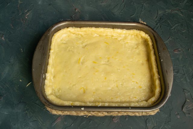 Обрезаем края теста, подравниваем бортики.