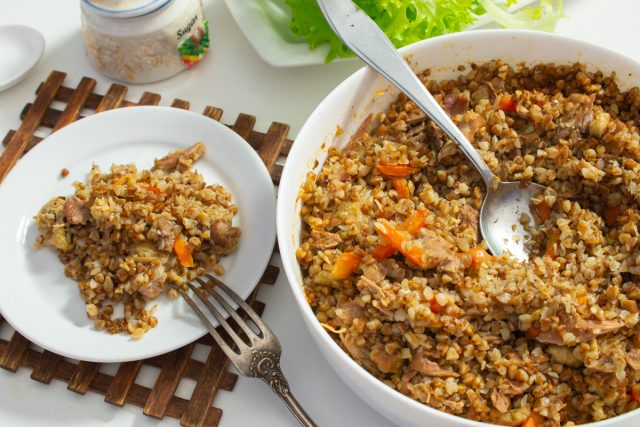 Гречка с куриной тушенкой в духовке Гречка с куриной тушенкой в духовке