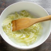 Нарезаем небольшими кубиками луковицу, высыпаем нарезанный лук в форму. Нарезаем небольшими кубиками луковицу, высыпаем нарезанный лук в форму.