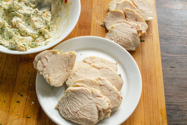 Отварную куриную грудку без кожи нарезаем тонкими ломтиками. Отварную куриную грудку без кожи нарезаем тонкими ломтиками.