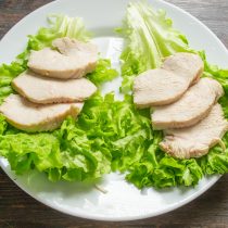 На листья выкладываем порции куриного мяса. На листья выкладываем порции куриного мяса.