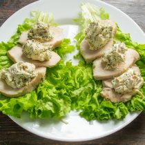 Делим пасту из творожного сыра поровну, выкладываем на кусочки куриного филе. Делим пасту из творожного сыра поровну, выкладываем на кусочки куриного филе.