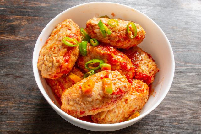 Посыпаем горьким перцем, нарезанным тонкими колечками, петрушкой, луком или любой другой любимой зеленью. Посыпаем горьким перцем, нарезанным тонкими колечками, петрушкой, луком или любой другой любимой зеленью.