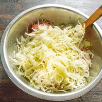 Белокочанную капусту шинкуем очень тонкими стружками, не толще 2 миллиметров. Белокочанную капусту шинкуем очень тонкими стружками, не толще 2 миллиметров.