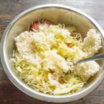 Добавляем к фаршу и капусте холодный вареный рис. Добавляем к фаршу и капусте холодный вареный рис.