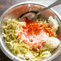 Добавляем молотую сладкую паприку и сушеный укроп. Добавляем молотую сладкую паприку и сушеный укроп.