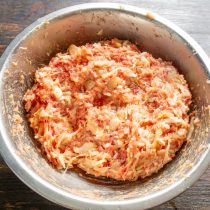 Хорошо вымешиваем фарш, пока он не станет однородным. Хорошо вымешиваем фарш, пока он не станет однородным.